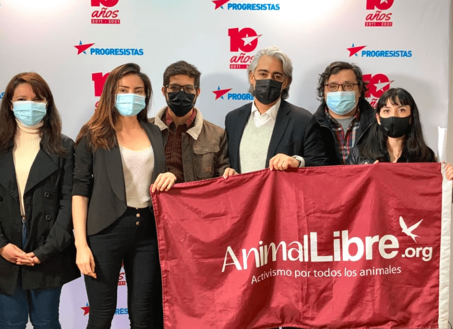 marco-enriquez-ominami-firma-compromiso-contra-el-maltrato-animal-y-propone-terminar-con-practicas-y-tradiciones-que-lo-promueven