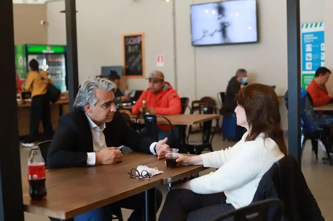 me-o-se-reunio-con-los-diputados-marcela-hernando-y-esteban-velasquez-durante-su-recorrido-presidencial-por-antofagasta