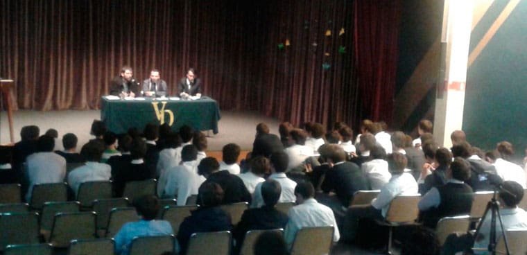 marco-participa-en-foro-con-alumnos-del-colegio-verbo-divino