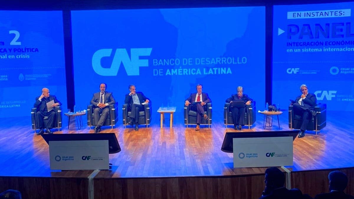 me-o-modera-panel-internacional-organizado-por-la-celac-y-la-caf