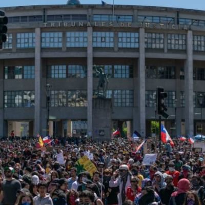 manifestantes_protestan_a_las_afuera_de_los_tribunales_de_justicia_de_concepcion