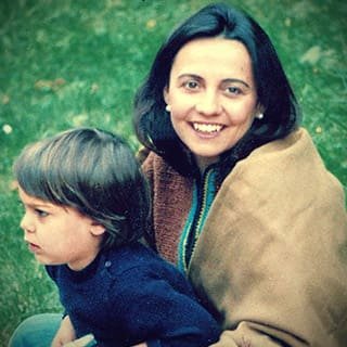 Marco junto a su madre, Manuela Gumucio