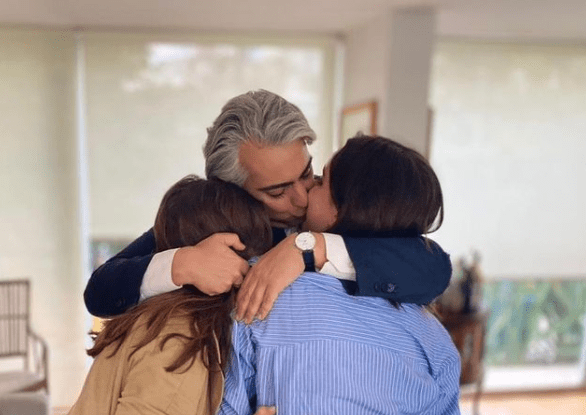 Marco junto a sus hijas y esposa