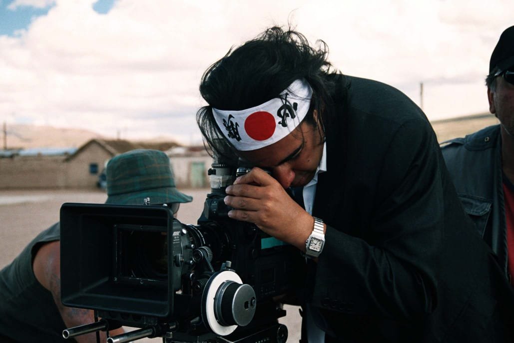 Marco dirigiendo en el set